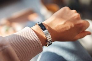 Bijoux connectés : innovation technologique et style casual