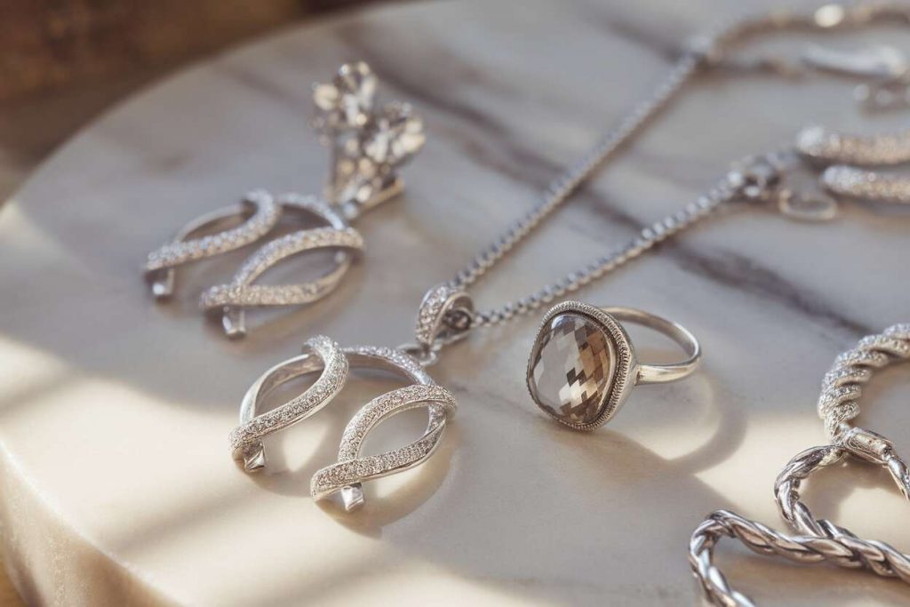 Bijoux en argent pour femmes : astuces pour faire le bon choix