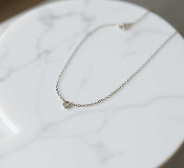 Bijoux minimalistes : faut-il vraiment suivre la tendance des colliers fins ?